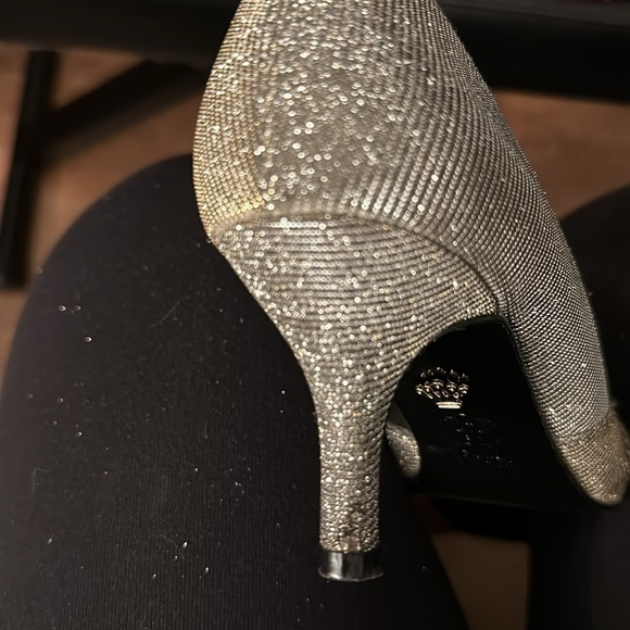 Nina silver heels with slight gold sheen. 6 1/2 M.  Worn a few times. Gorgeous. - Picture 4 of 5